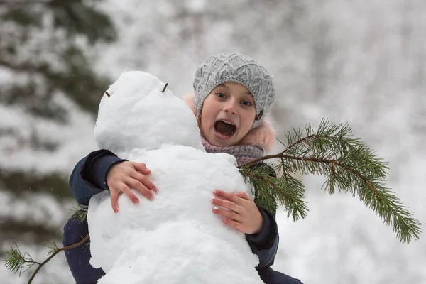 Маленька Дівчинка Сніговик Засніженому Парку Взимку — стокове фото