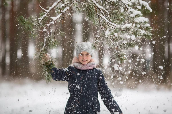 冬の雪の公園でかわいい女の子 — ストック写真