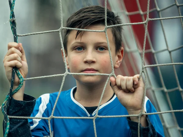 Ein Porträt Eines Teenagers Neben Dem Tor Auf Dem Fußballplatz — Stockfoto