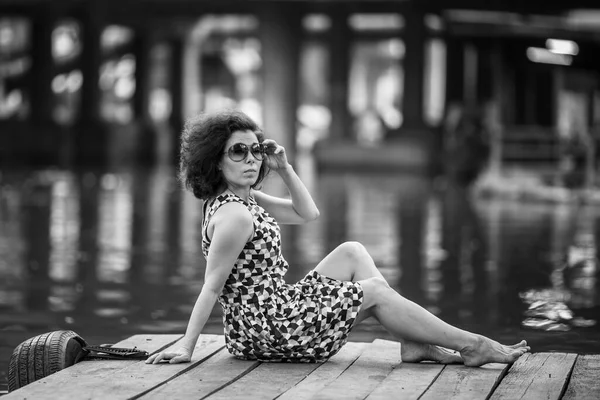 若いアジア人女性が川の桟橋にいる 白黒写真 — ストック写真