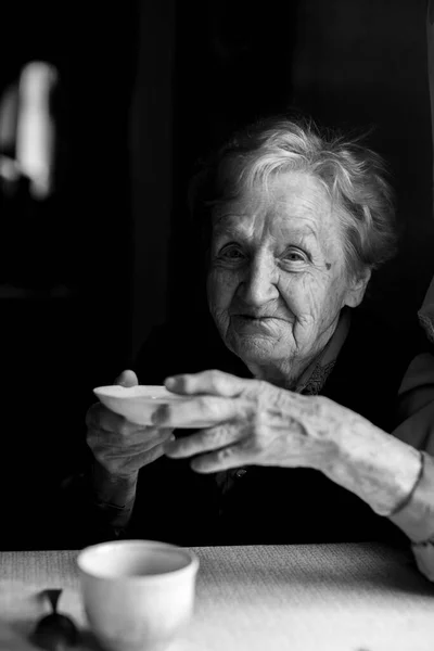 老奶奶在喝茶 黑白肖像画 — 图库照片