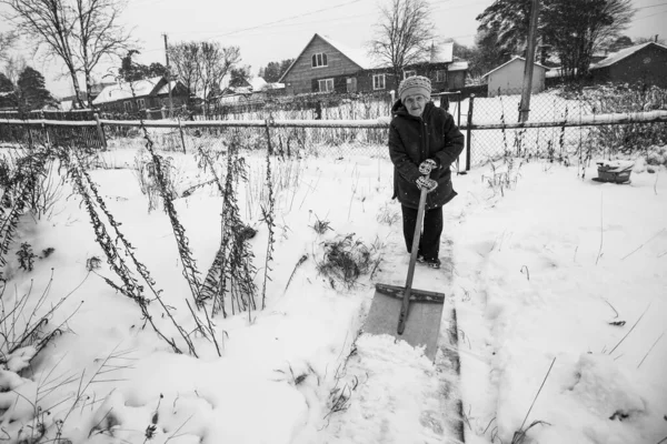 Een Oude Russische Vrouw Reinigt Sneeuw Bij Haar Huis Het — Stockfoto