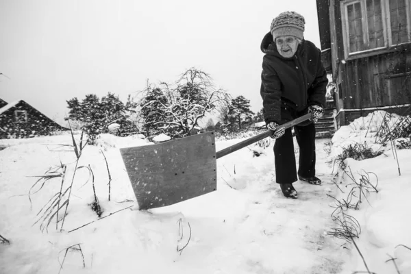 Yaşlı Bir Kadın Rus Köyündeki Evinin Yakınındaki Karı Temizliyor Siyah — Stok fotoğraf