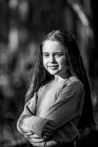 Retrato Una Adolescente Aire Libre Foto Blanco Negro — Foto de Stock