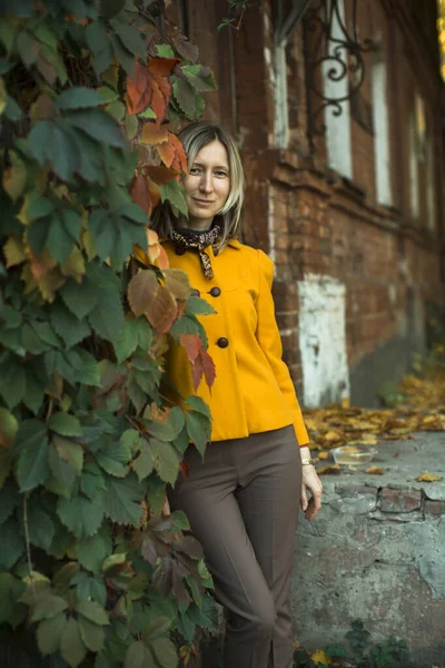 Eylül Sokağında Sarı Yapraklı Bir Kadın — Stok fotoğraf