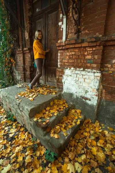 Μια Κομψή Γυναίκα Στη Βεράντα Ενός Παλιού Σπιτιού Φθινόπωρο — Φωτογραφία Αρχείου