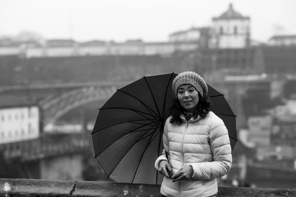 在葡萄牙波尔图 一个拿着雨伞的年轻女子 黑白照片 — 图库照片