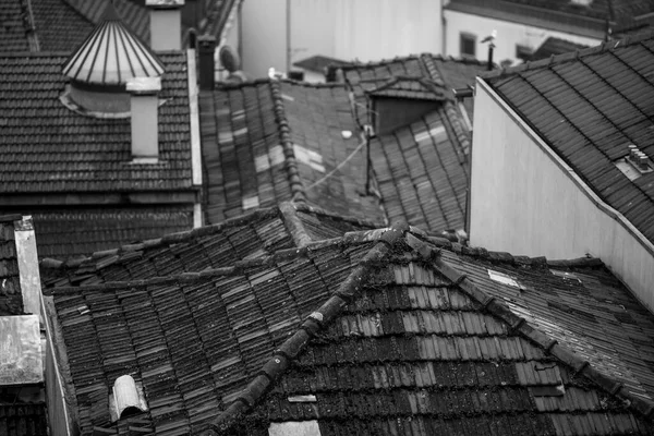 葡萄牙波尔图市中心房屋的屋顶景观 黑白照片 — 图库照片