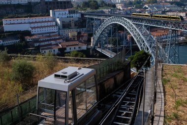 Portekiz, Porto 'daki Dom Luis Köprüsü' nün füniküleri..