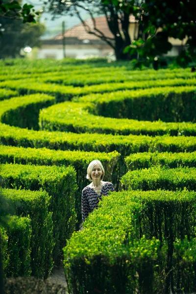 Una Donna Labirinto Cespugli Verdi Nel Parco Pubblico Sao Roque — Foto Stock