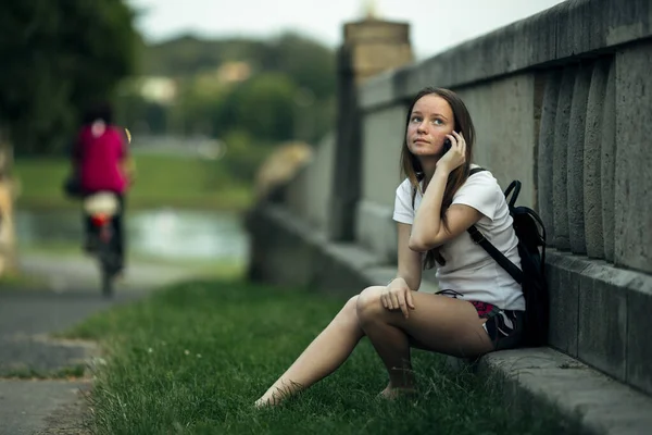 Genç Bir Kız Dışarıda Telefonla Konuşuyor — Stok fotoğraf