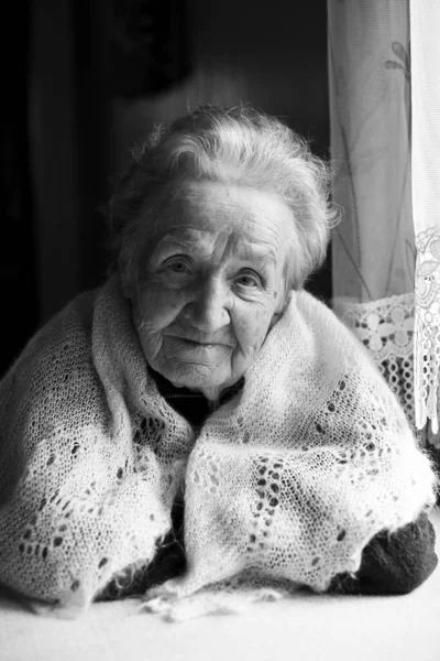 Yaşlı Bir Kadın Portresi Siyah Beyaz — Stok fotoğraf