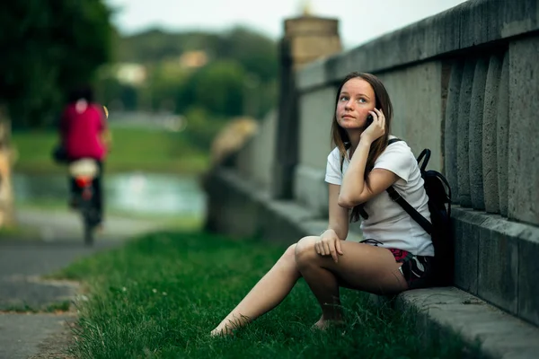 Dospívající Dívka Mluví Telefonu Sedí Venku — Stock fotografie