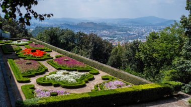 Çiçek bahçesi manzarası ve Braga şehrinin manzarası, Bom Jesus do Monte kilisesinin tepesinden manzara. Portekiz.