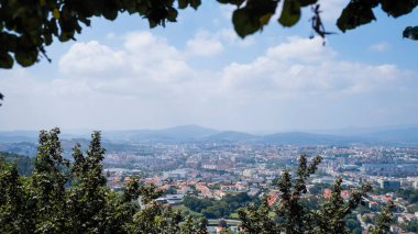 Bom Jesus do Monte tepesinden Braga şehri manzarası. Portekiz.