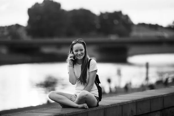 Een Tiener Meisje Zit Aan Het Water Spreekt Een Mobiele — Stockfoto