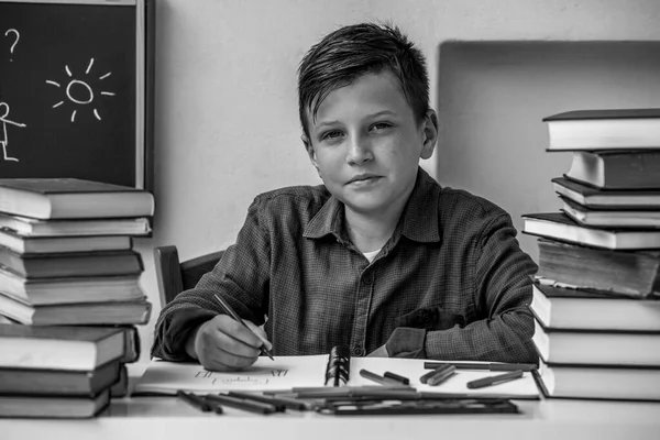 Retrato Jovem Estudante Fazendo Lição Casa Foto Preto Branco — Fotografia de Stock