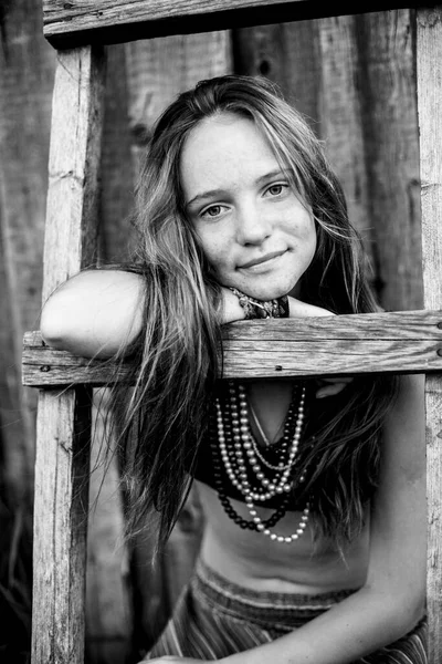 Chica Con Joyas Hippies Entorno Rural Foto Blanco Negro —  Fotos de Stock