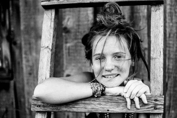 Lány Portré Hippi Ékszerekkel Vidéki Környezetben Fekete Fehér Fénykép — Stock Fotó