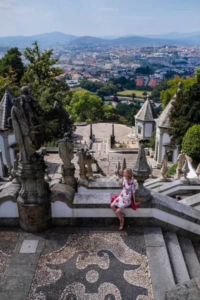 Una Mujer Sentada Las Escaleras Iglesia Bom Jesus Monte Cerca —  Fotos de Stock