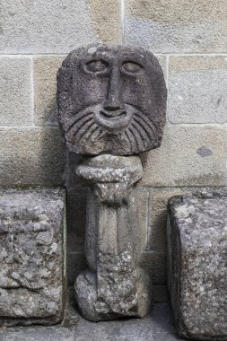 Portekiz 'in kuzeyindeki Braga' nın tarihi merkezinde ortaçağ taş heykelleri.