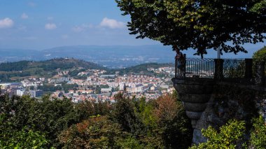 Bom Jesus do Monte kilisesinin bakış açısından Braga şehri manzarası. Portekiz.