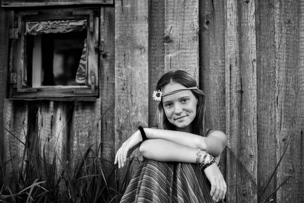 Girl Hippie Jewelry Rural Surroundings Black White Photo — Stock Photo, Image