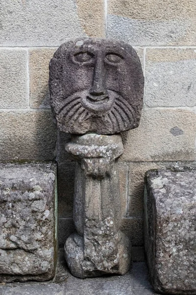 Portekiz 'in kuzeyindeki Braga' nın tarihi merkezinde ortaçağ taş heykelleri.