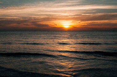 İnanılmaz bir günbatımında tropikal kıyı şeridi manzarası.