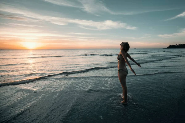 Kvinna Ser Bort Solen Tropisk Drömmande Strand — Stockfoto