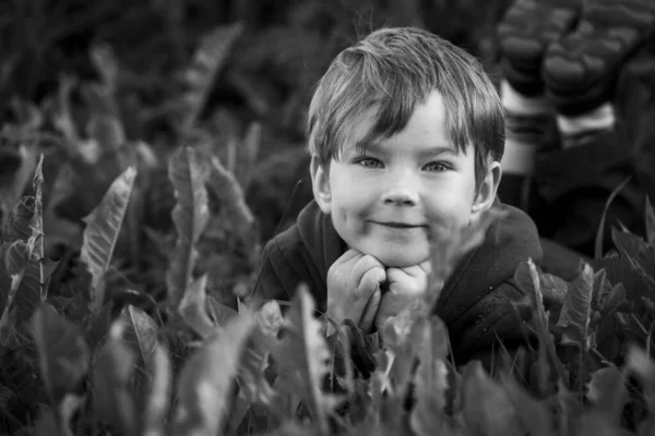 Portrét Malého Chlapce Vesnici Zblízka Černobílá Fotografie — Stock fotografie