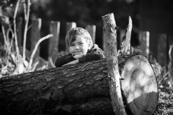 Portrait Petit Garçon Plein Air Dans Village Photo Noir Blanc — Photo