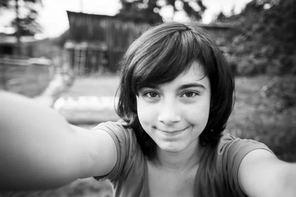 Une Adolescente Prend Selfie Dans Village Photo Noir Blanc — Photo