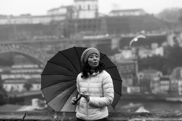 Eine Frau Mit Regenschirm Ribeira Porto Portugal Schwarz Weiß Foto — Stockfoto