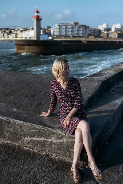 Eine Frau Sitzt Der Nähe Des Leuchtturms Porto Portugal — Stockfoto