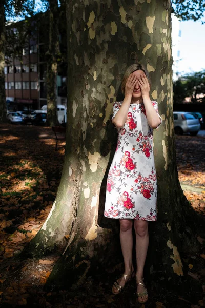 Mulher Fecha Olhos Com Mãos Enquanto Está Perto Sycamore Árvore — Fotografia de Stock
