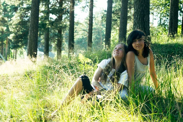 Dois Teen Menina Deitada Grama Verde Parque — Fotografia de Stock
