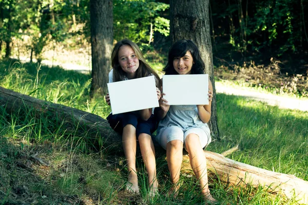 Dos Adolescentes Sosteniendo Papel Hoja Blanco Limpio Pancarta Para Mensaje — Foto de Stock