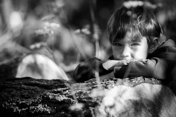 Malý Chlapec Vesnici Zblízka Černobílá Fotografie — Stock fotografie