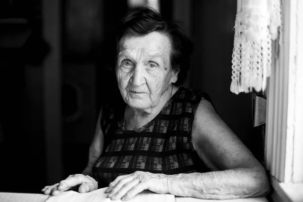 Une Vieille Femme Est Assise Dans Maison Photo Noir Blanc — Photo