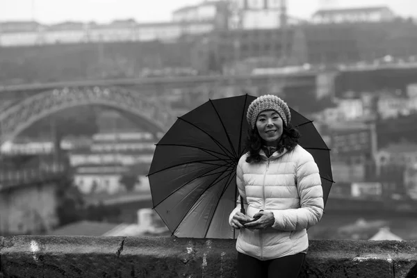 Frau Mit Regenschirm Bei Nebligem Wetter Auf Dem Hintergrund Der — Stockfoto