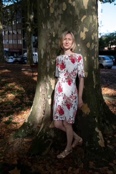 Kvinnan Står Nära Sycamore Träd Staden Portugal — Stockfoto