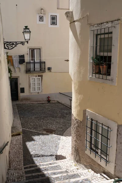 Vista Una Las Estrechas Calles Del Barrio Alfama Lisboa — Foto de Stock