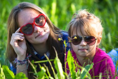 Çimlere yatan kardeşler