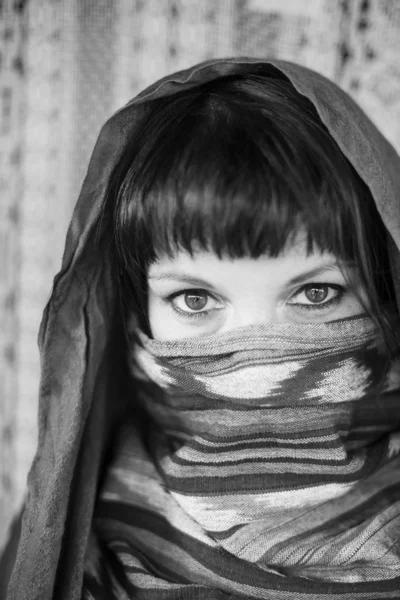 어린 소녀 그녀의 얼굴에 베일을 커버. — 스톡 사진