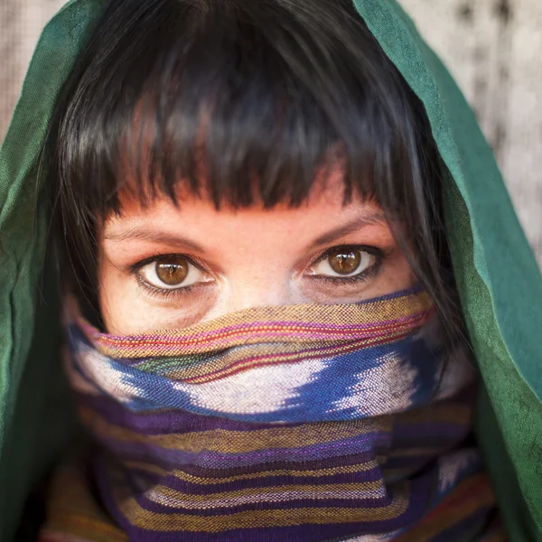 Ung flicka täcker ansiktet med en slöja. — Stockfoto