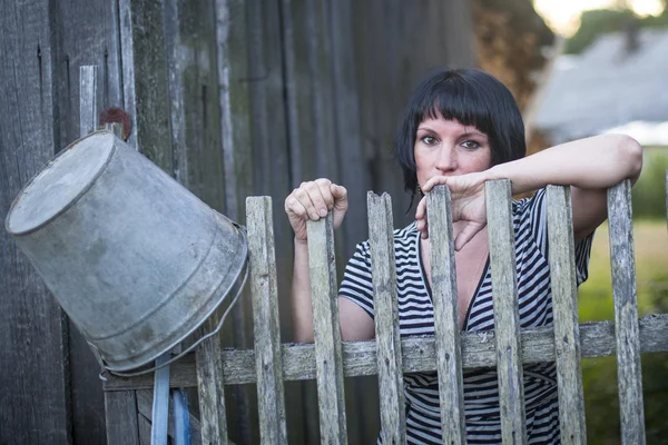 Vrouw stond in de buurt van het hek. — Stockfoto