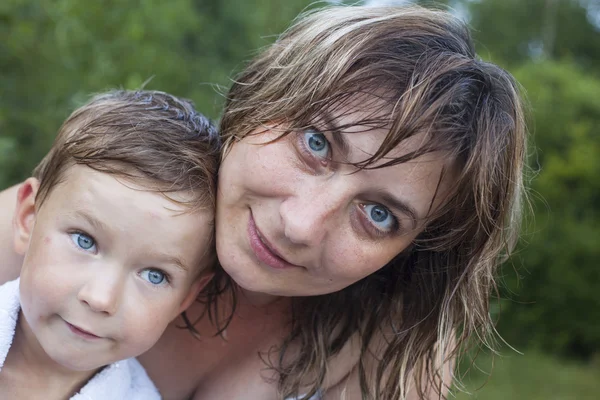 Mère et son petit fils après le bain — Photo