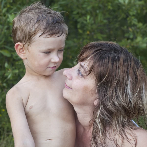 Mamma och hennes lilla son efter bad — Stockfoto