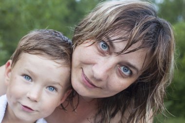 Anne ve küçük oğlu banyo sonra